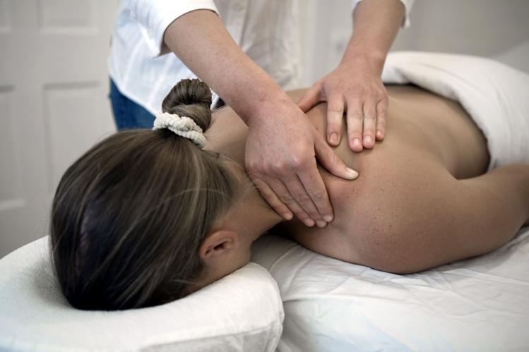 मसाज से शरीर में मौजूद विषैले तत्वों बहार निकलते हैं massage helps eliminate toxic elements from body after pregnancy